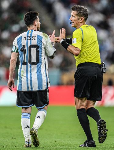 Daniele Orsato with Messi during a game